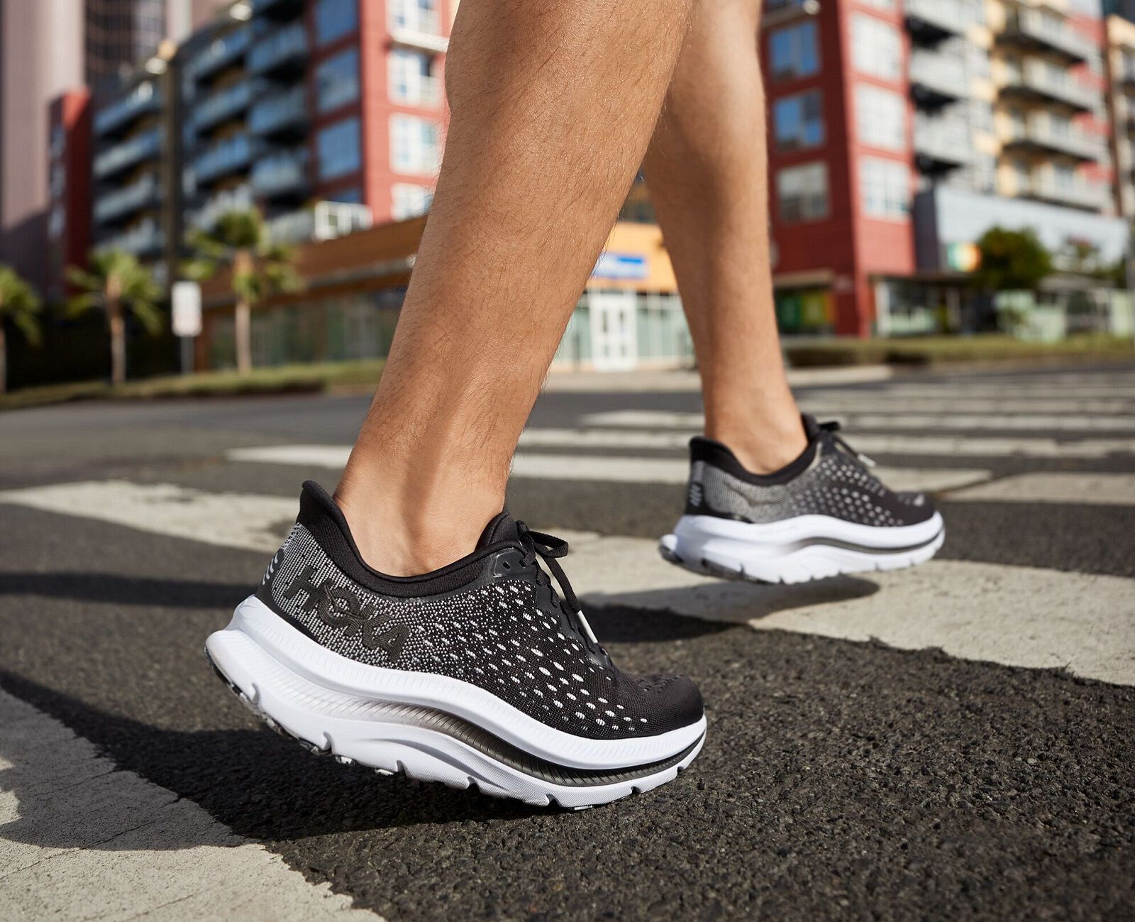 おしゃれでかっこいいスニーカーは、ホカオネオネのKAWANA