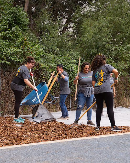 Un grupo de empleados de HOKA ayudando a limpiar un área