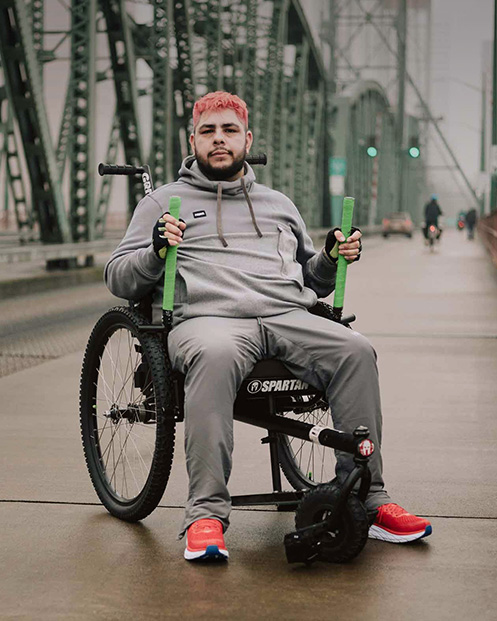 Hombre en silla de ruedas