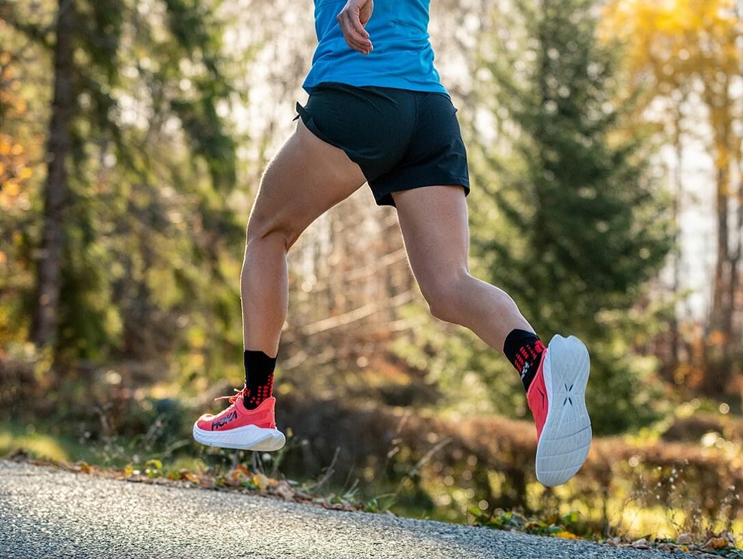Aurdrey running in the CARBON X 2 shoe.