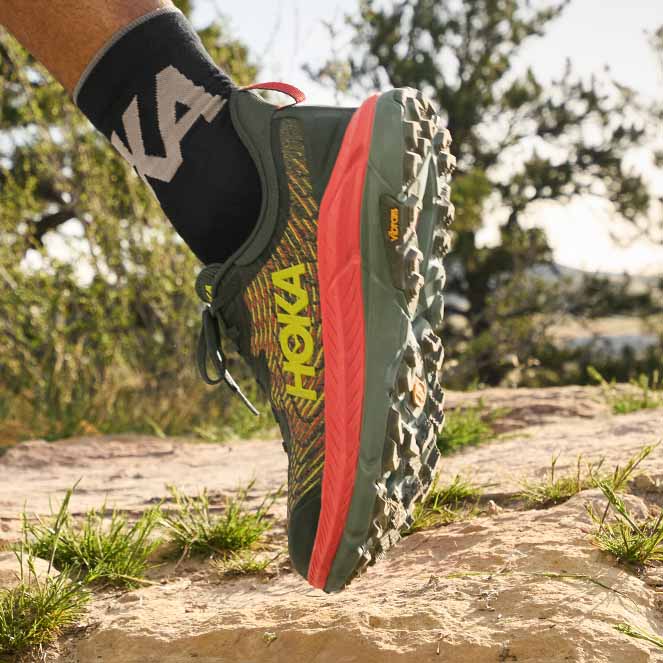 Una donna corre su un trail con Mafate Speed 4 ai piedi.