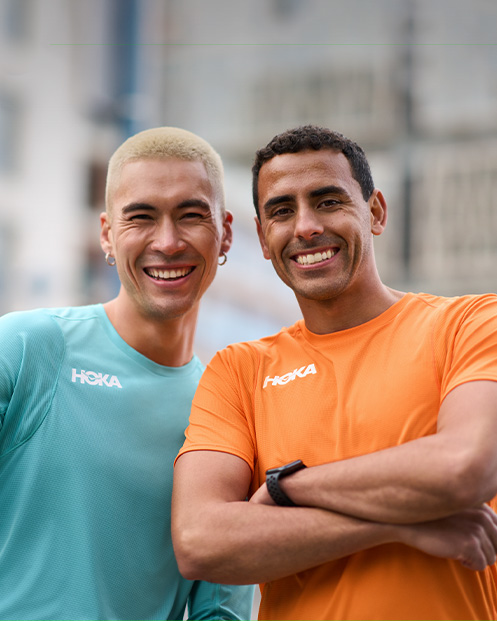 Hombres felices con ropa HOKA