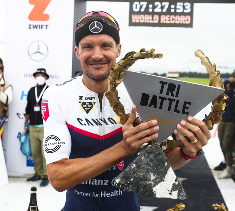 Jan Frodeno holding the Tri Battle Royale trophy