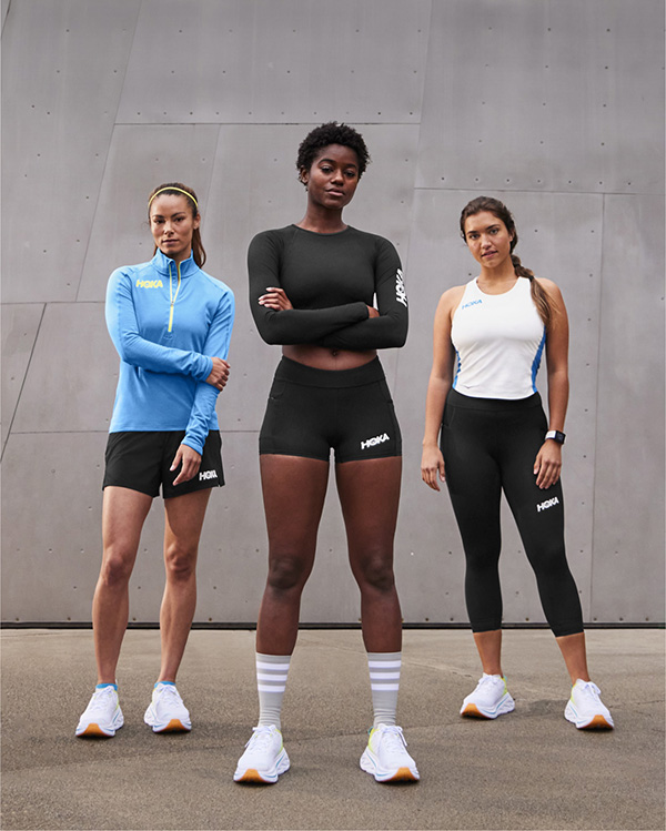 Tres mujeres con ropa HOKA