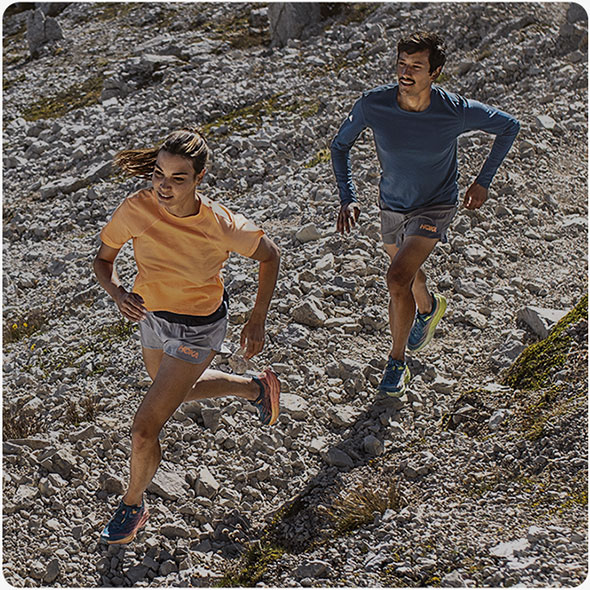Coppia con ai piedi HOKA Speedgoat 5