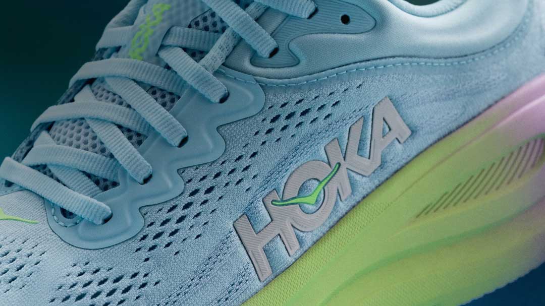 Chaussures de course bleu ciel HOKA avec semelle amortie vert citron et amortie.