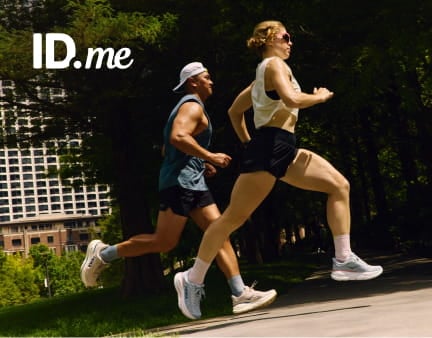 Deux personnes courant en portant des chaussures HOKA.