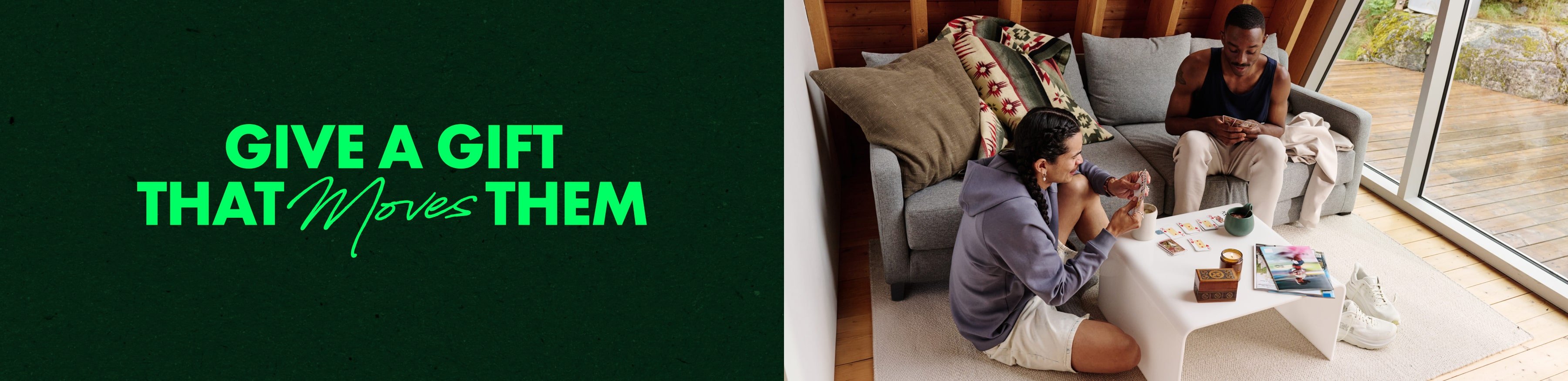 Un collage de personnes jouant aux cartes et la phrase « Offrez un cadeau qui les émeut ».