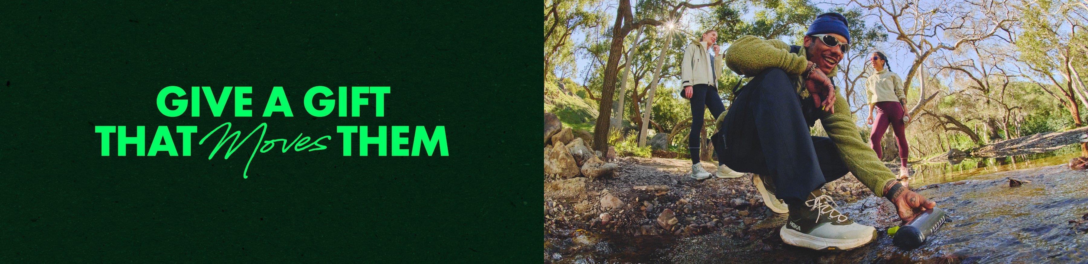 Texte du guide de cadeaux vert sur fond noir, avec des personnes faisant de la randonnée dans les bois.