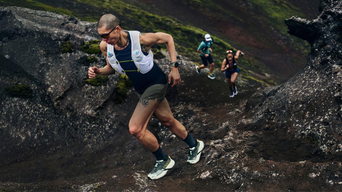 Plan rapproché de randonneurs portant des chaussures HOKA Speedgoat.