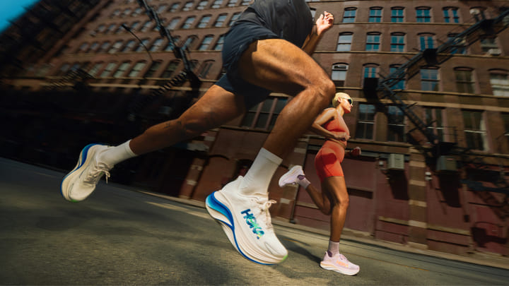 Une image de gens faisant du jogging dans la rue en portant des chaussures HOKA Skyward.
