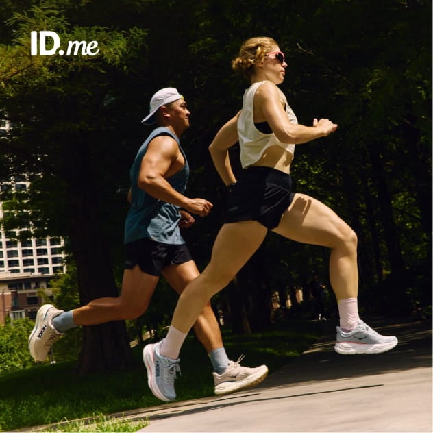 Deux personnes courant en portant des chaussures HOKA.