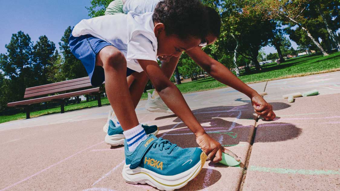 Collage représentant des enfants sur une aire de jeux et portant des chaussures HOKA.