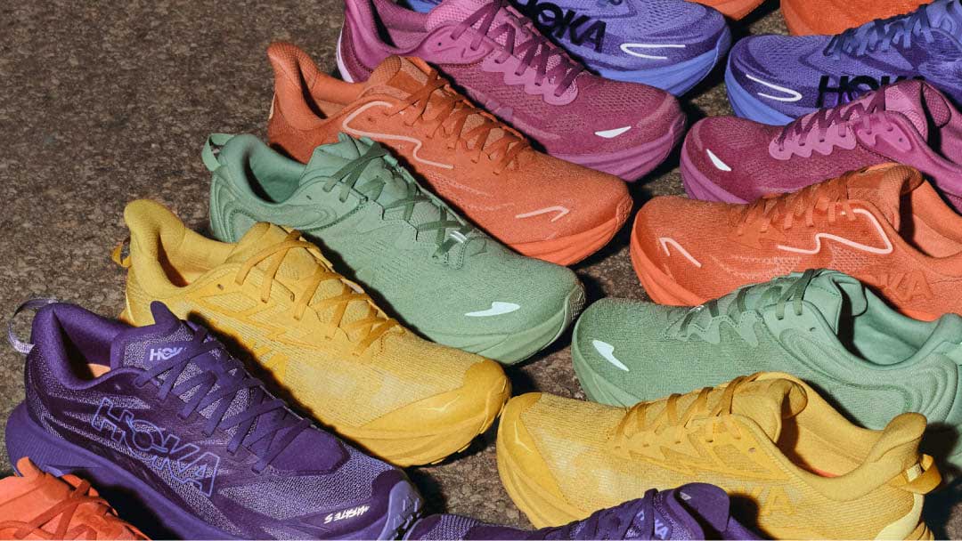 Rangées de chaussures HOKA colorées
