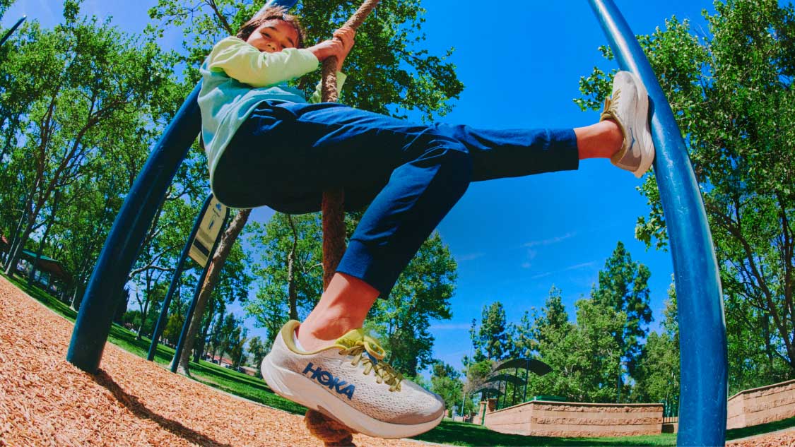 Collage représentant des enfants sur une aire de jeux et portant des chaussures HOKA.