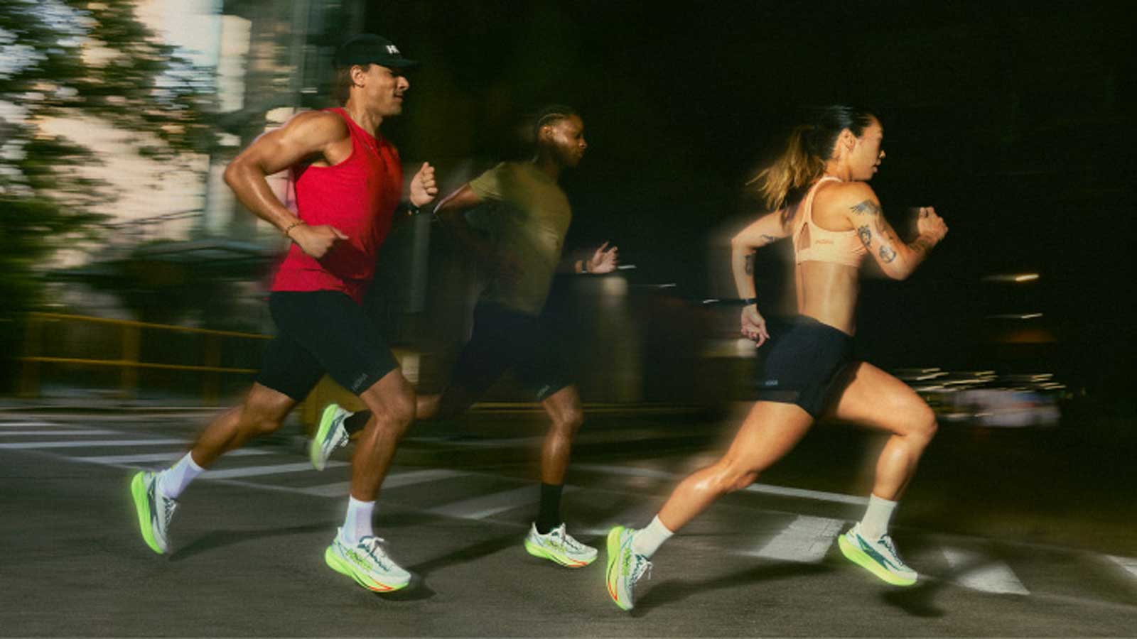 Gros plan de coureurs de rue portant la Mach.