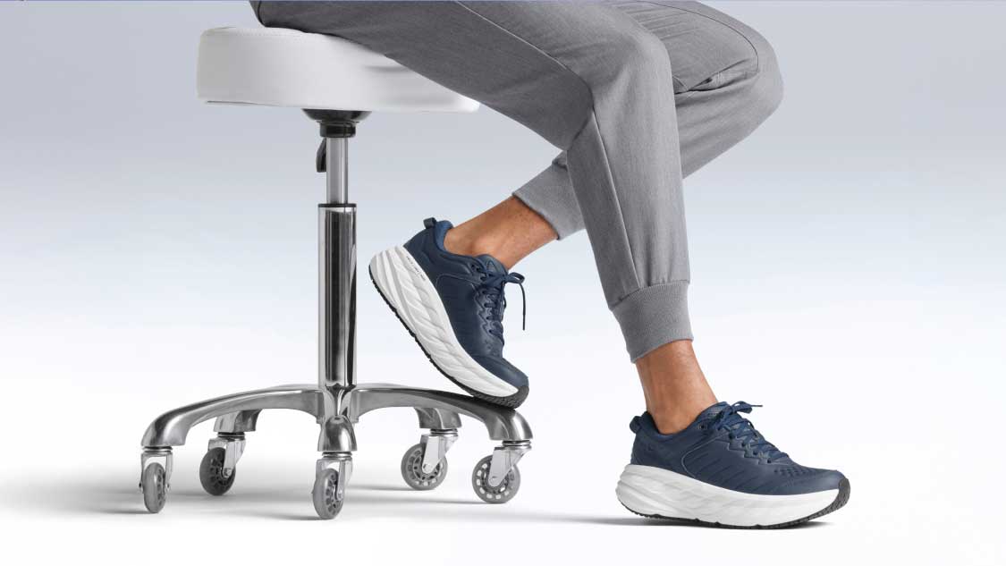 Infirmière portant des chaussures HOKA.