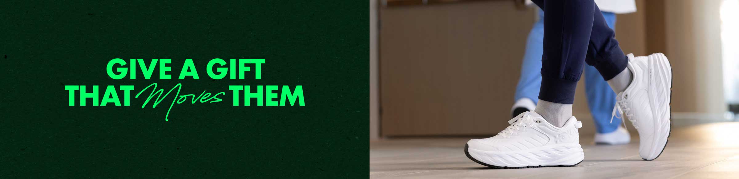 Texte du guide des cadeaux verts sur fond noir, avec gros plan sur des infirmières portant des chaussures HOKA.