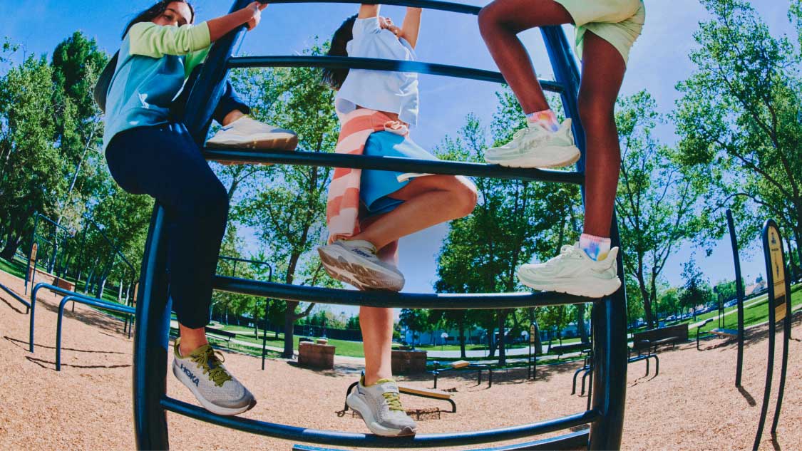 Collage d’enfants portant des chaussures Bondi sur une aire de jeux.