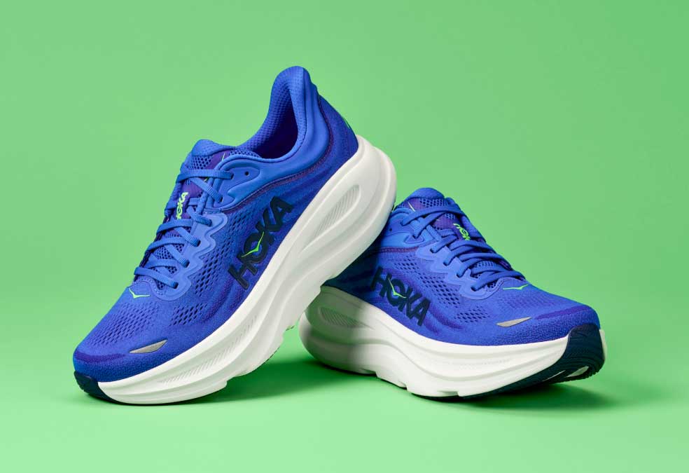 Vue latérale du HOKA Bondi 9 en bleu cobalt/outremer avec un fond vert vif.