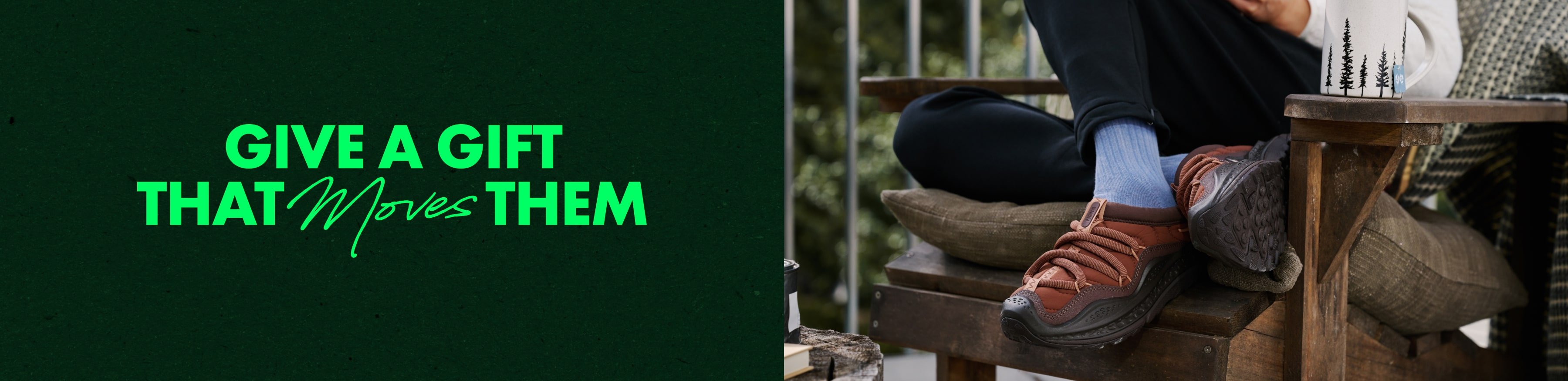 Un collage d’une personne portant des chaussures HOKA et la phrase « Offrez un cadeau qui les émeut ».