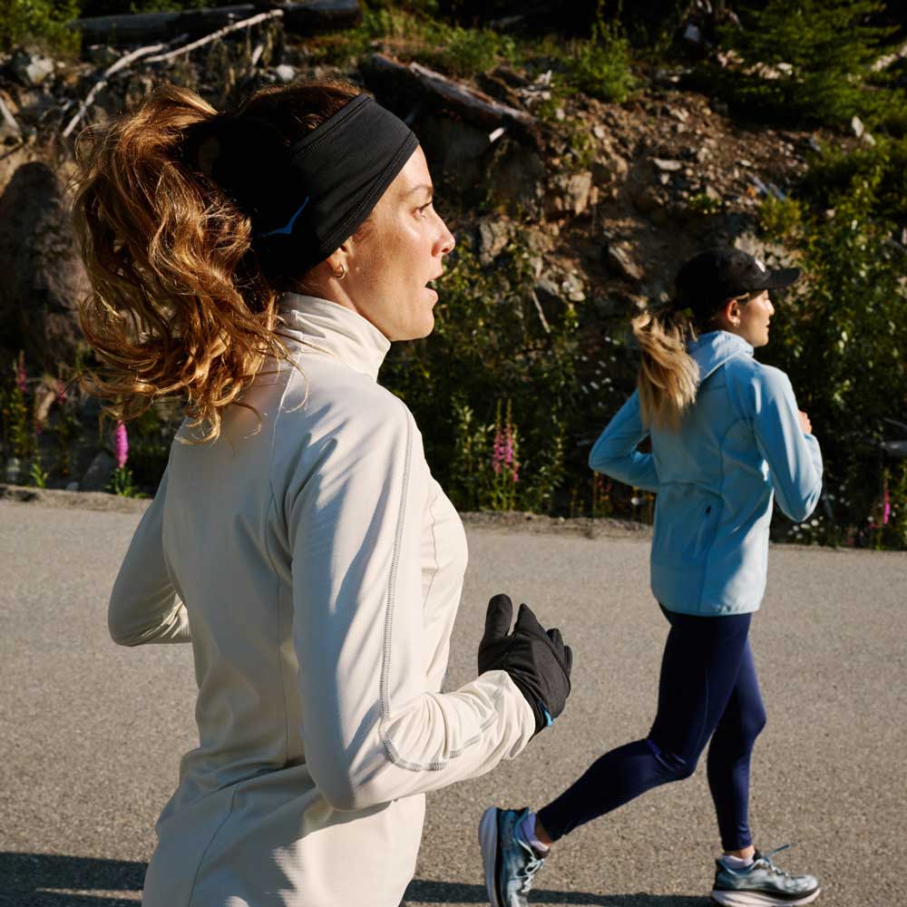 Femme courant en tenue HOKA.