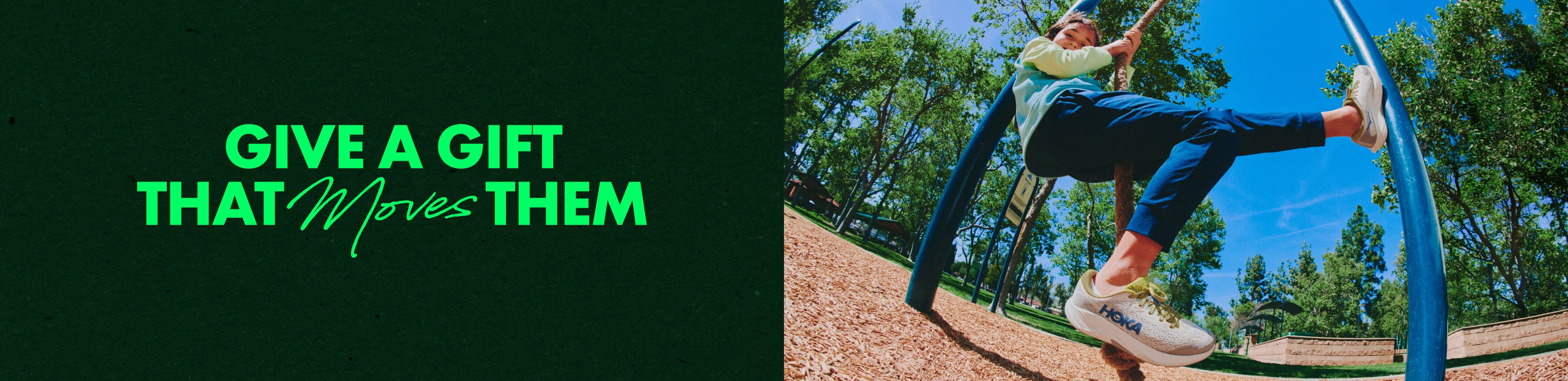 Un collage d’enfants jouant sur une aire de jeux et la phrase « Offrez un cadeau qui les émeut ».