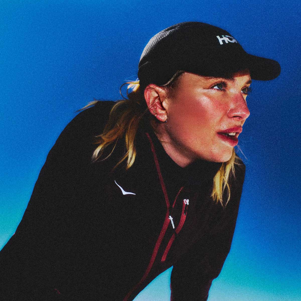 Gros plan sur le visage d’une femme coureuse.