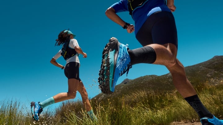 Deux personnes courent sur course sur sentier en chaussures HOKA Mafate.