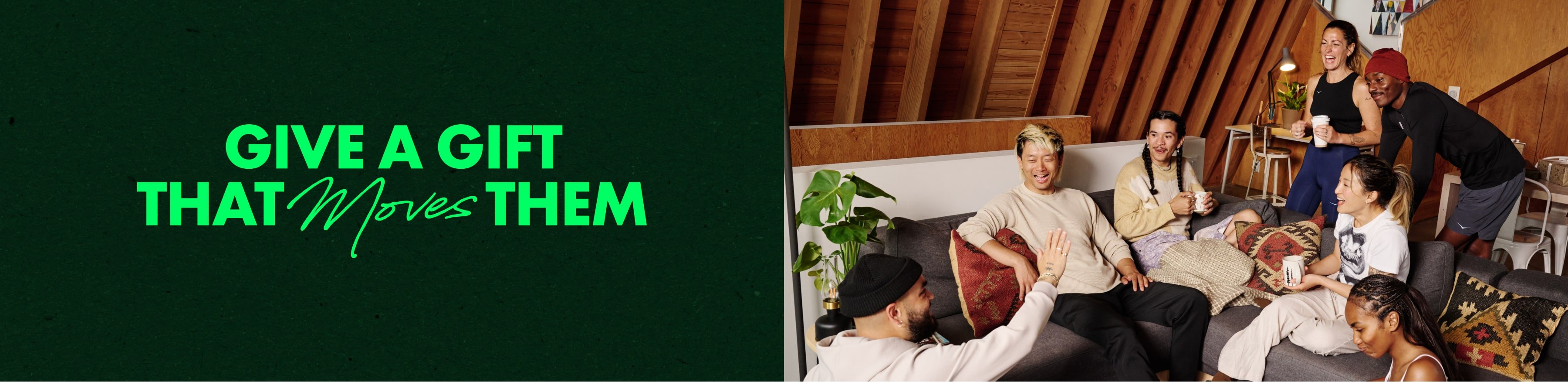 Texte du guide cadeau sur fond noir, groupe de personnes profitant des vacances.