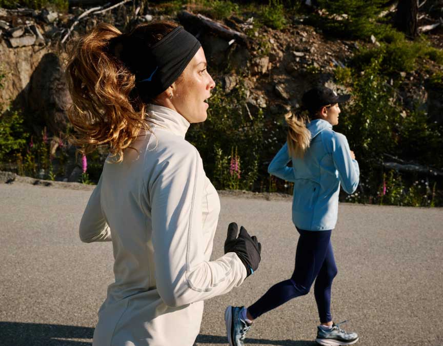 Femme courant en tenue HOKA.